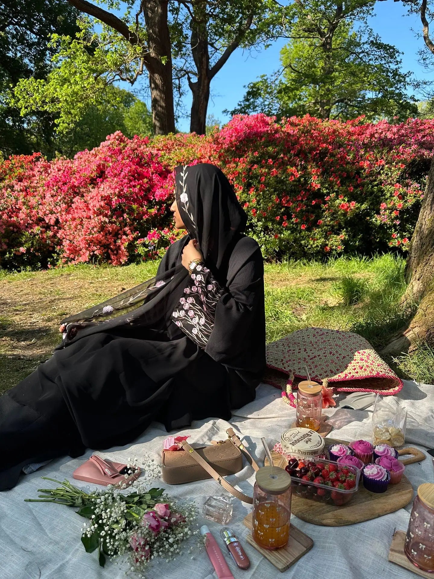 Abaya Noire Femme Brodée Fleurie