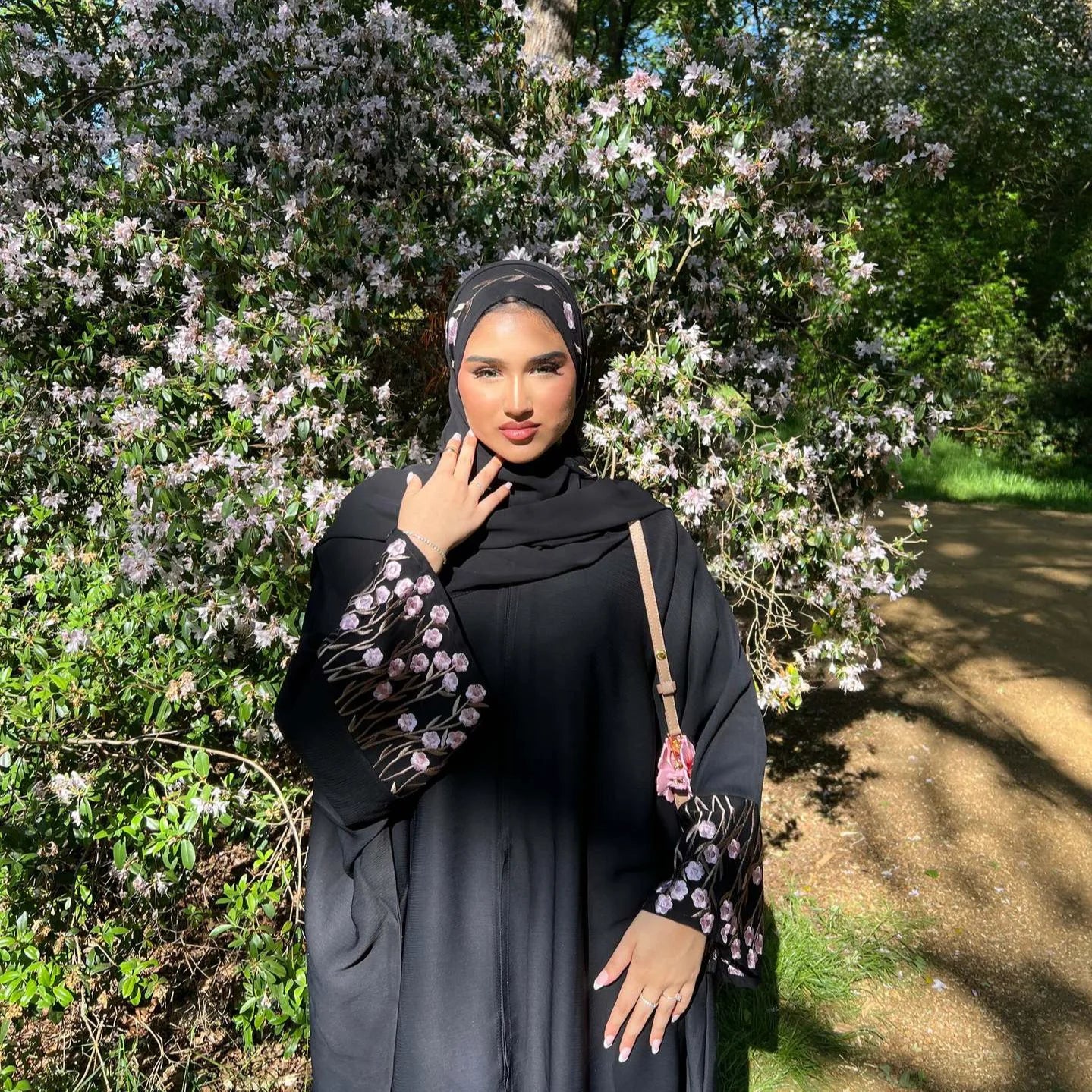 Abaya Noire Femme Brodée Fleurie